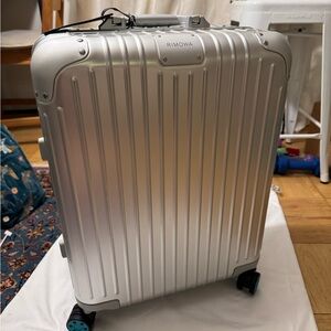 RIMOWA Original Cabin Plus (Silver) – Lagoon Wheel Upgrade + Bonus Silver Wheels